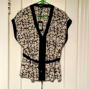 Bohemian tie-waist cap sleeve flowy floral blouse. NWT size medium